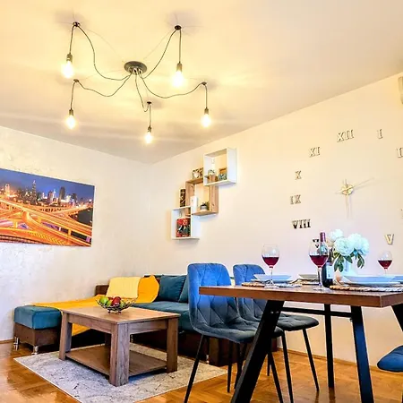 Apartamento Spacious & Attractive 600m-7minuta Hoda Od Centra, Mogucnost Za Parking-apartmani-nsmilos